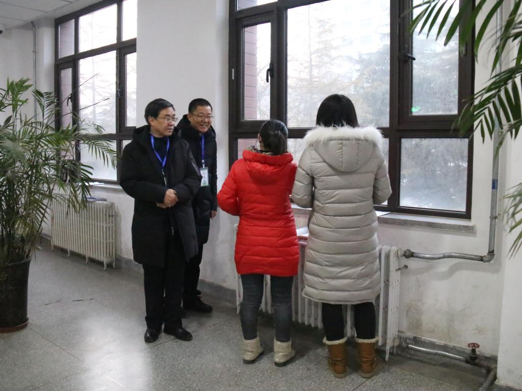 校长李引珍深入期末考试现场进行巡考