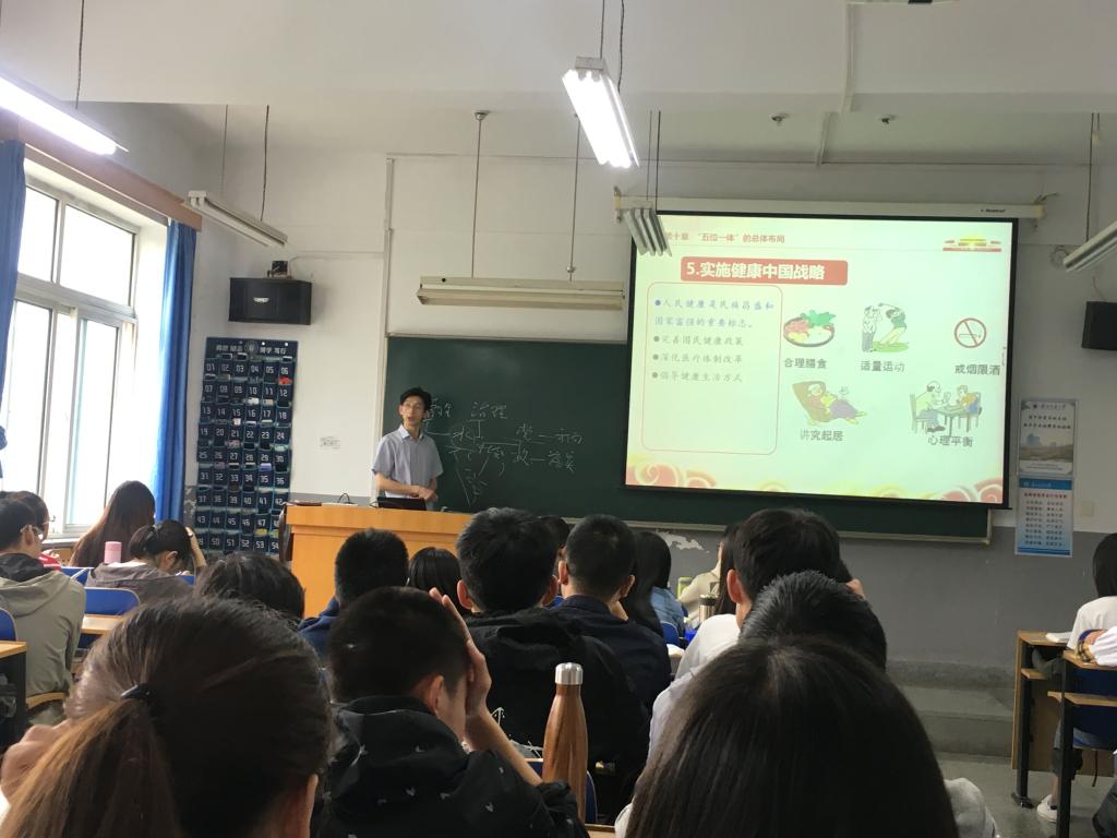 纪委书记范爱国深入思政课堂、学生食堂、宿舍开展联系学生活动