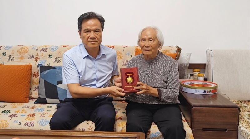 狄生奎为老革命陈珍同志颁发“中国人民抗日战争胜利80周年”纪念章