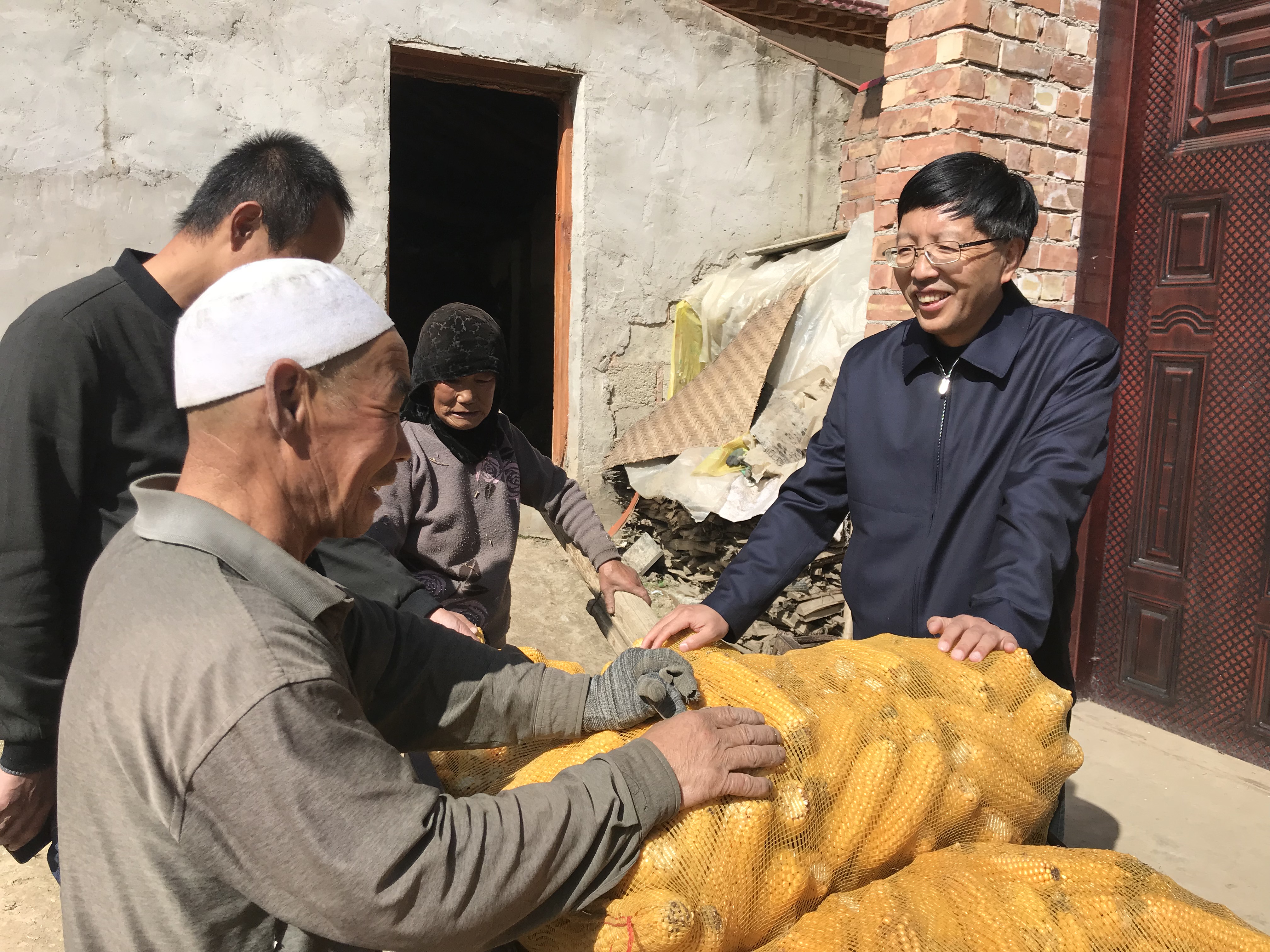 校党委书记杨子江视察我校帮扶村扶贫车间并看望帮扶户
