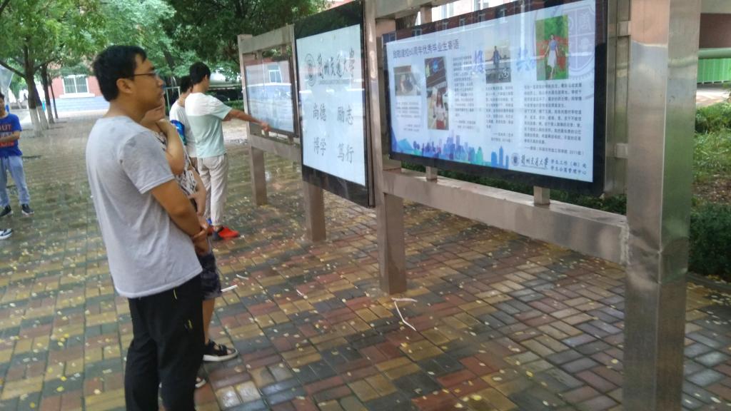 我校“致敬建校60周年 寄语交大新未来”主题活动成果展在学生公寓区展出