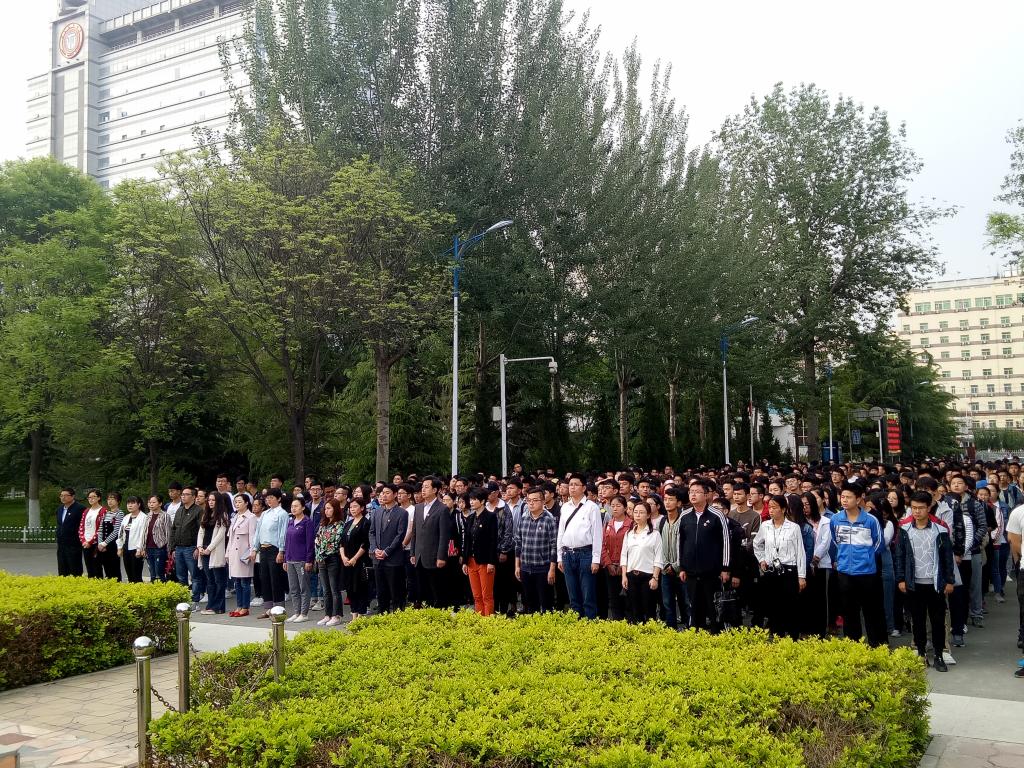 我校举行五四升旗仪式
