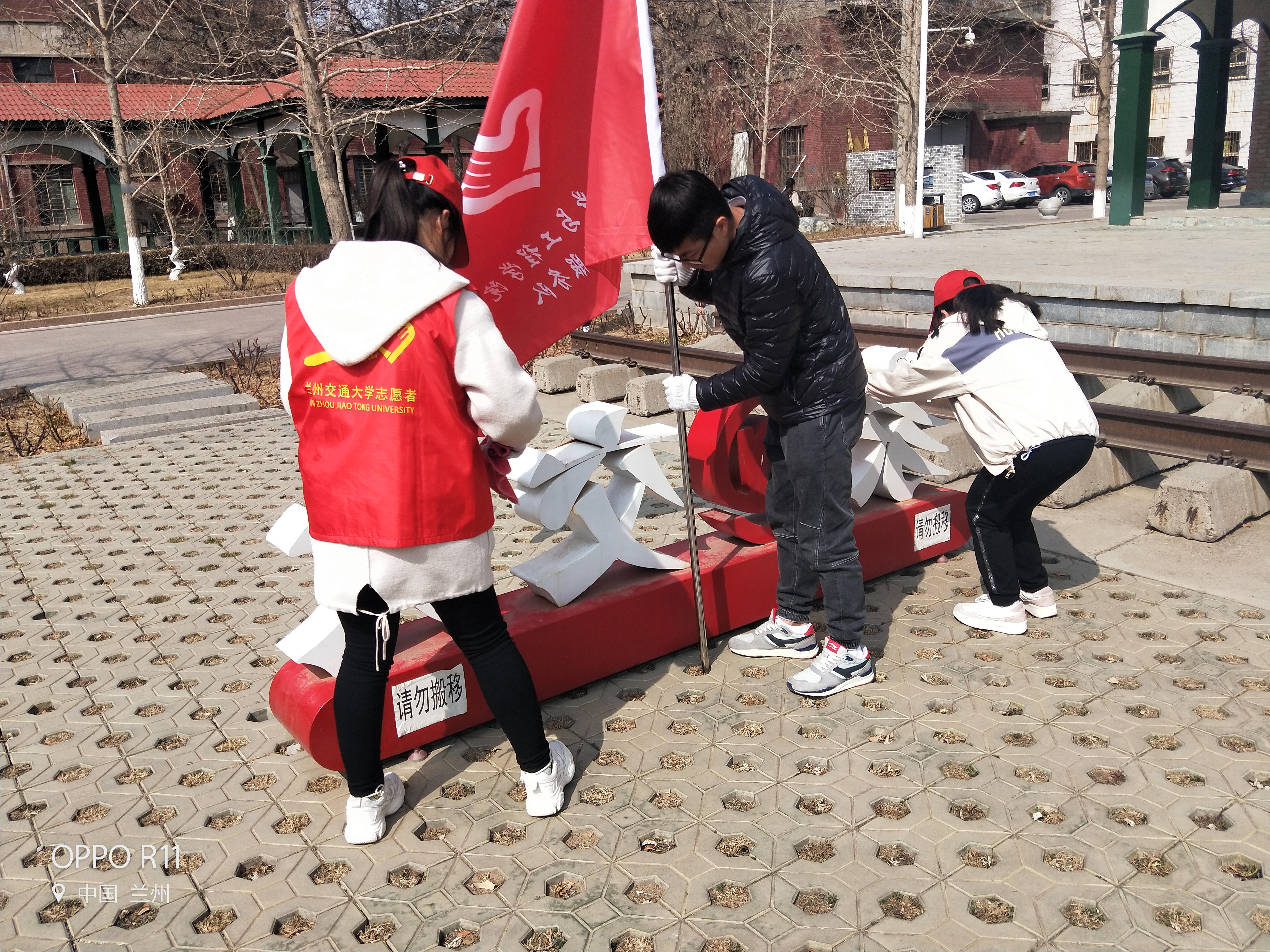 我校学生开展校园公益劳动