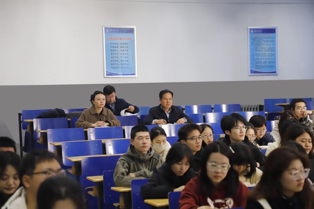 校党委书记狄生奎深入思政课堂听评思政课