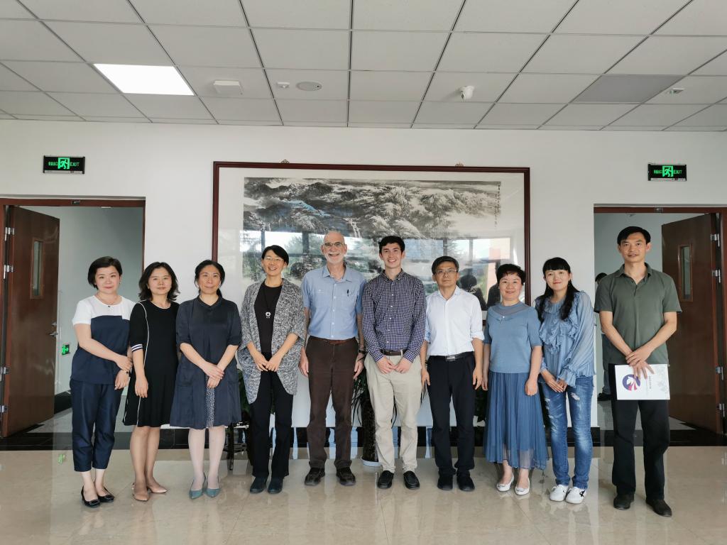 美中友好志愿者协会负责人来我校访问