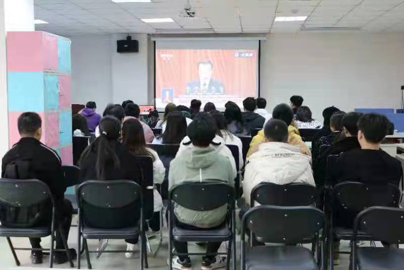 我校师生热议“两会”