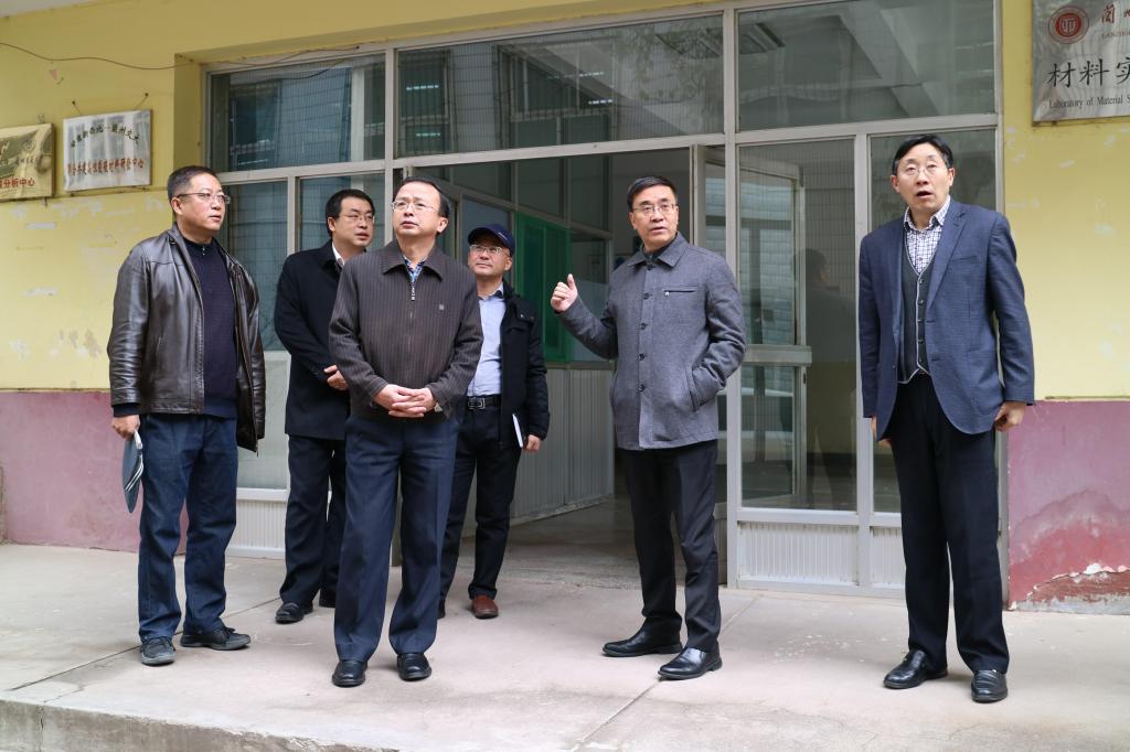 李引珍校长一行深入材料科学与工程学院调研实验室及实验工作