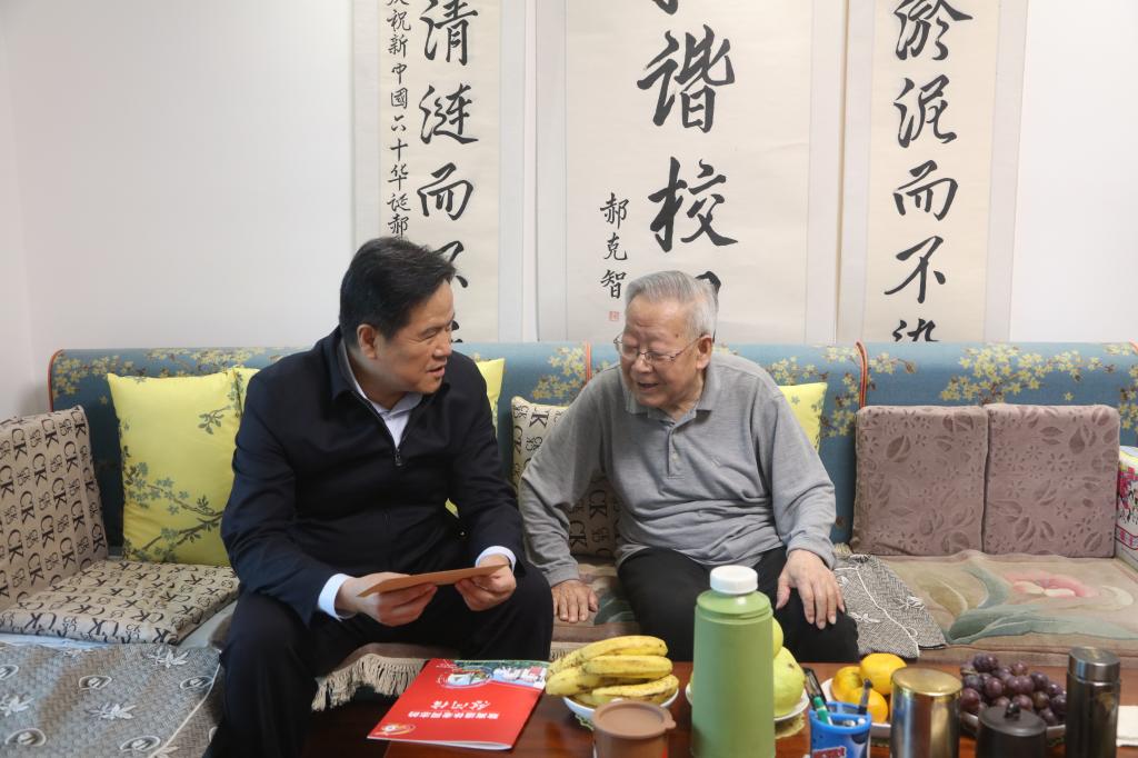 校领导在新中国75周年华诞来临之际走访慰问老干部老党员