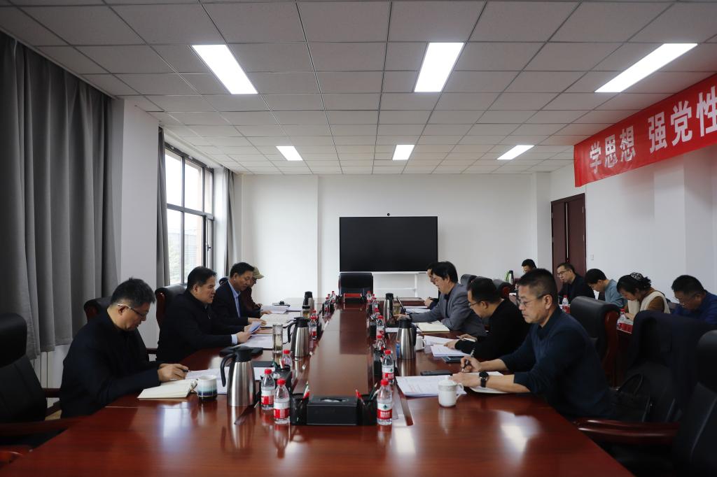 学校党委常委会传达学习全国两会精神研究部署近期重点工作